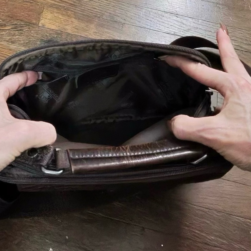 Elegant‎ Dark Brown Leather Messenger Bag - Picture 2 of 8